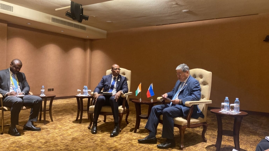 L'Ambassadeur de Côte d'Ivoire rencontre le Ministre des Affaires Étrangères des Philippines