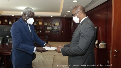 L'Ambassadeur présente ses lettres de créance au Président de la Commission de l'Union Africaine