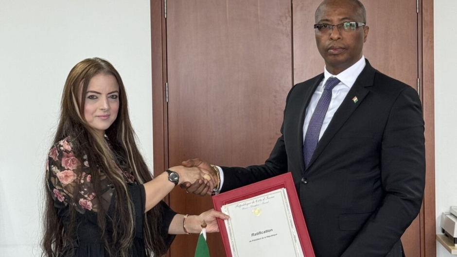 L'Ambassadeur dépose la ratification de la Charte Africaine du Transport Maritime