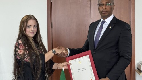 L'Ambassadeur dépose la ratification de la Charte Africaine du Transport Maritime