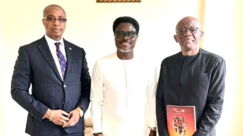Africa Celebrates : Le Chef de Mission assiste à la remise officielle de la brochure aux Comores