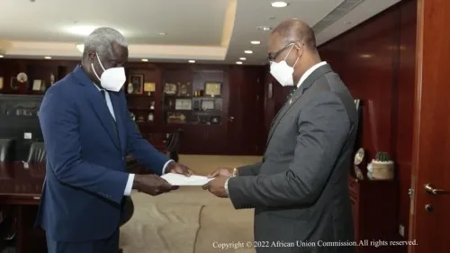 L'Ambassadeur présente ses lettres de créance au Président de la Commission de l'Union Africaine